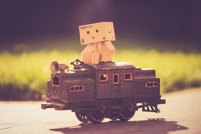 おもちゃの戦車に乗るダンボー