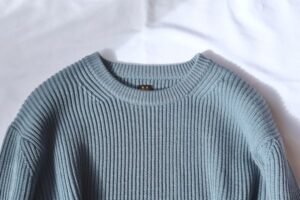 BATONER（バトナー）のリブクルーネックニットは、シグネチャーニット 
