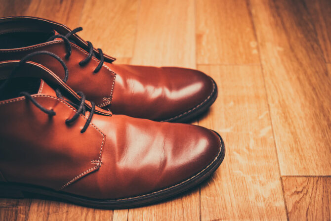茶色の革靴